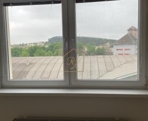 ZNÍŽENÁ CENA - garsónka v centre Nitry s balkónom a pivnicou