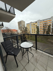 NA PRENÁJOM – VEĽKÁ GARSÓNKA S BALKÓNOM A PARKOVACÍM MIESTOM