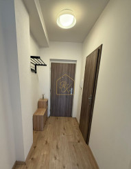 NA PRENÁJOM – VEĽKÁ GARSÓNKA S BALKÓNOM A PARKOVACÍM MIESTOM