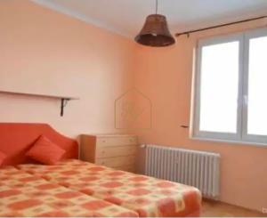 Na predaj 2-i byt s terasou okolo bytu priamo v centre Nitry