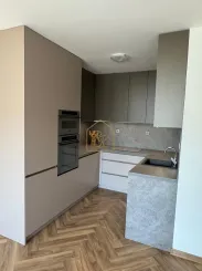 NOVOSTAVBA V SRDCI NITRY 2-IZBOVÝ BYT 55 m² + STRÁŽENÁ GARÁŽ