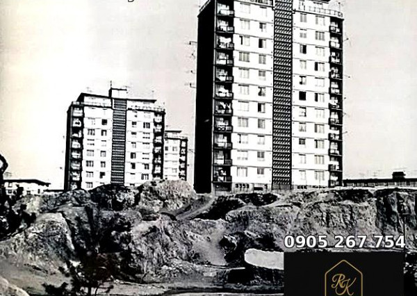 Na predaj 2-i byt s terasou okolo bytu priamo v centre Nitry