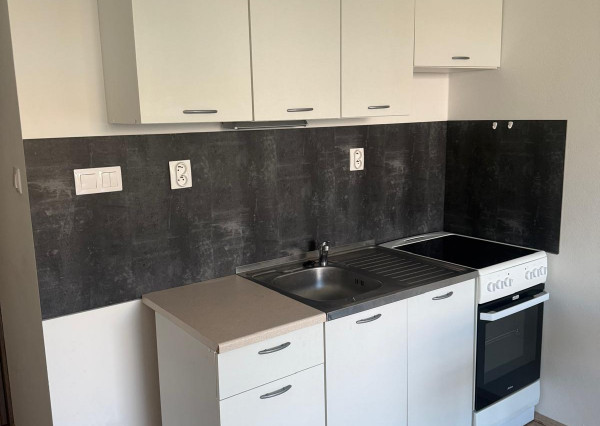 ZNÍŽENÁ CENA– 1-i BYT S BALKÓNOM A PIVNICOU – CENTRUM NITRY