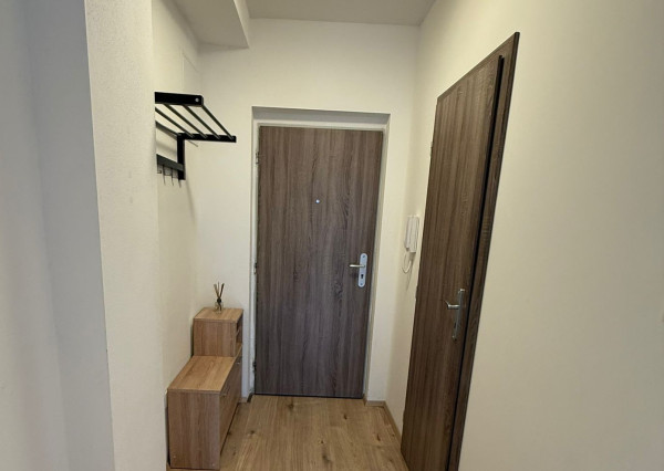 NA PRENÁJOM – VEĽKÁ GARSÓNKA S BALKÓNOM A PARKOVACÍM MIESTOM