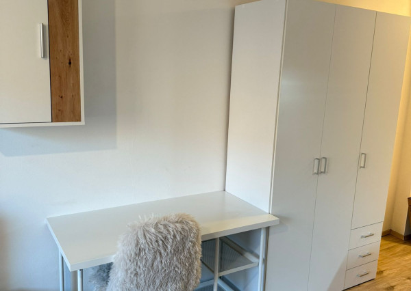 NA PRENÁJOM – VEĽKÁ GARSÓNKA S BALKÓNOM A PARKOVACÍM MIESTOM