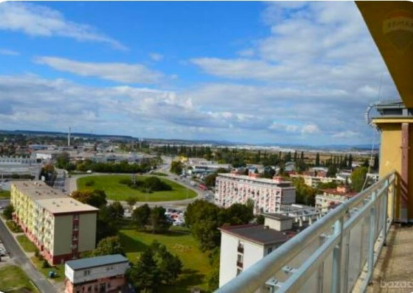 Na predaj 2-i byt s terasou okolo bytu priamo v centre Nitry