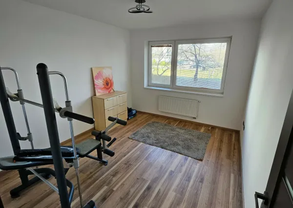 3-IZBOVÝ BYT S TERASOU A GARÁŽOVÝM STÁTÍM V KOMPLEXE AGRIA