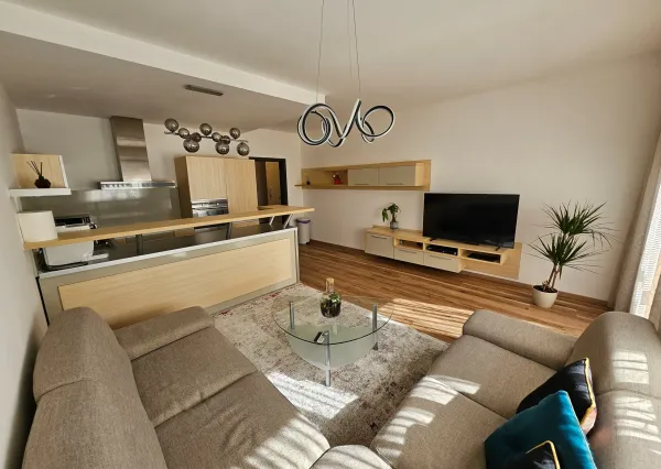 3-IZBOVÝ BYT S TERASOU A GARÁŽOVÝM STÁTÍM V KOMPLEXE AGRIA