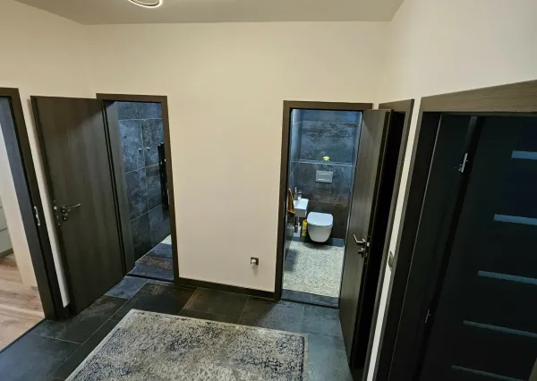 3-IZBOVÝ BYT S TERASOU A GARÁŽOVÝM STÁTÍM V KOMPLEXE AGRIA