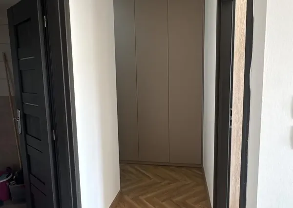 NOVOSTAVBA V SRDCI NITRY 2-IZBOVÝ BYT 55 m² + STRÁŽENÁ GARÁŽ
