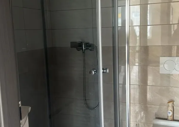 NOVOSTAVBA V SRDCI NITRY 2-IZBOVÝ BYT 55 m² + STRÁŽENÁ GARÁŽ