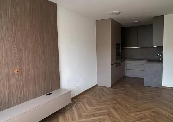 NOVOSTAVBA V SRDCI NITRY 2-IZBOVÝ BYT 55 m² + STRÁŽENÁ GARÁŽ