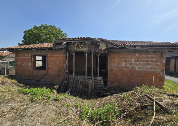 Hrubá stavba 5izbového rodinného domu + pozemok 606m2