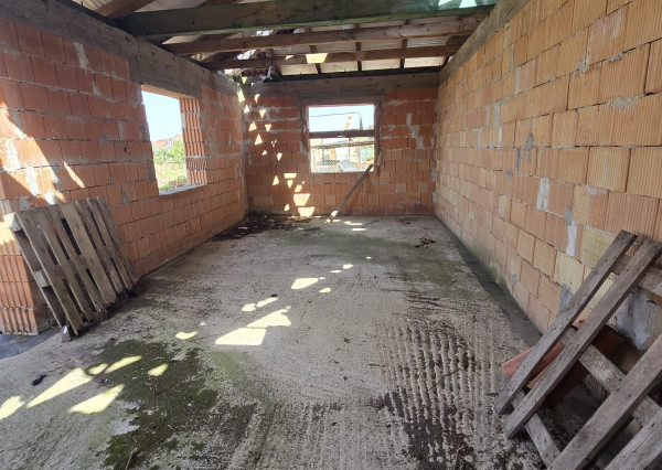 Hrubá stavba 5izbového rodinného domu + pozemok 606m2