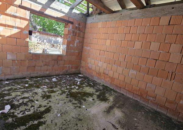 Hrubá stavba 5izbového rodinného domu + pozemok 606m2