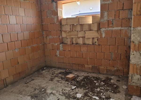Hrubá stavba 5izbového rodinného domu + pozemok 606m2
