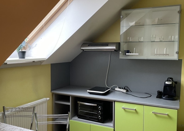 Zariadený 2-izbový byt s balkónom, klimatiz. a  pivnicou