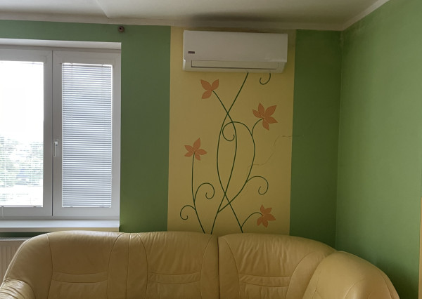 Zariadený 2-izbový byt s balkónom, klimatiz. a  pivnicou