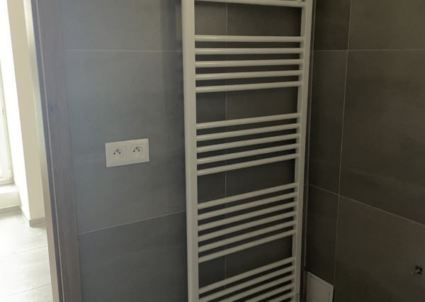 NA PREDAJ – ÚTULNÁ, ATYPICKÁ GARSÓNKA V SRDCI NITRY