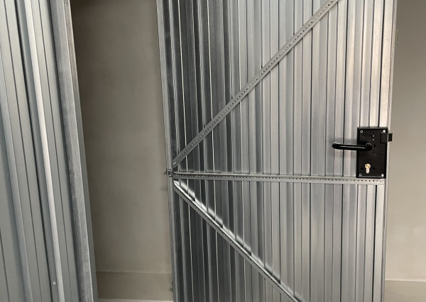 NA PREDAJ – ÚTULNÁ, ATYPICKÁ GARSÓNKA V SRDCI NITRY