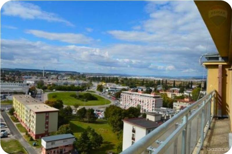 Na predaj 2-i byt s terasou okolo bytu priamo v centre Nitry