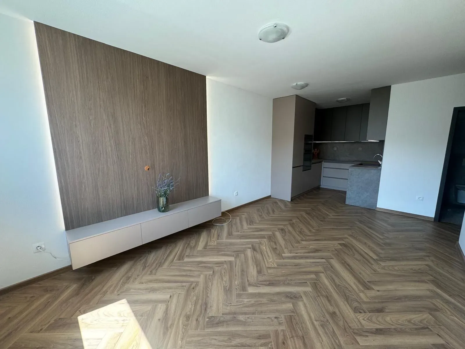 NOVOSTAVBA V SRDCI NITRY 2-IZBOVÝ BYT 55 m² + STRÁŽENÁ GARÁŽ