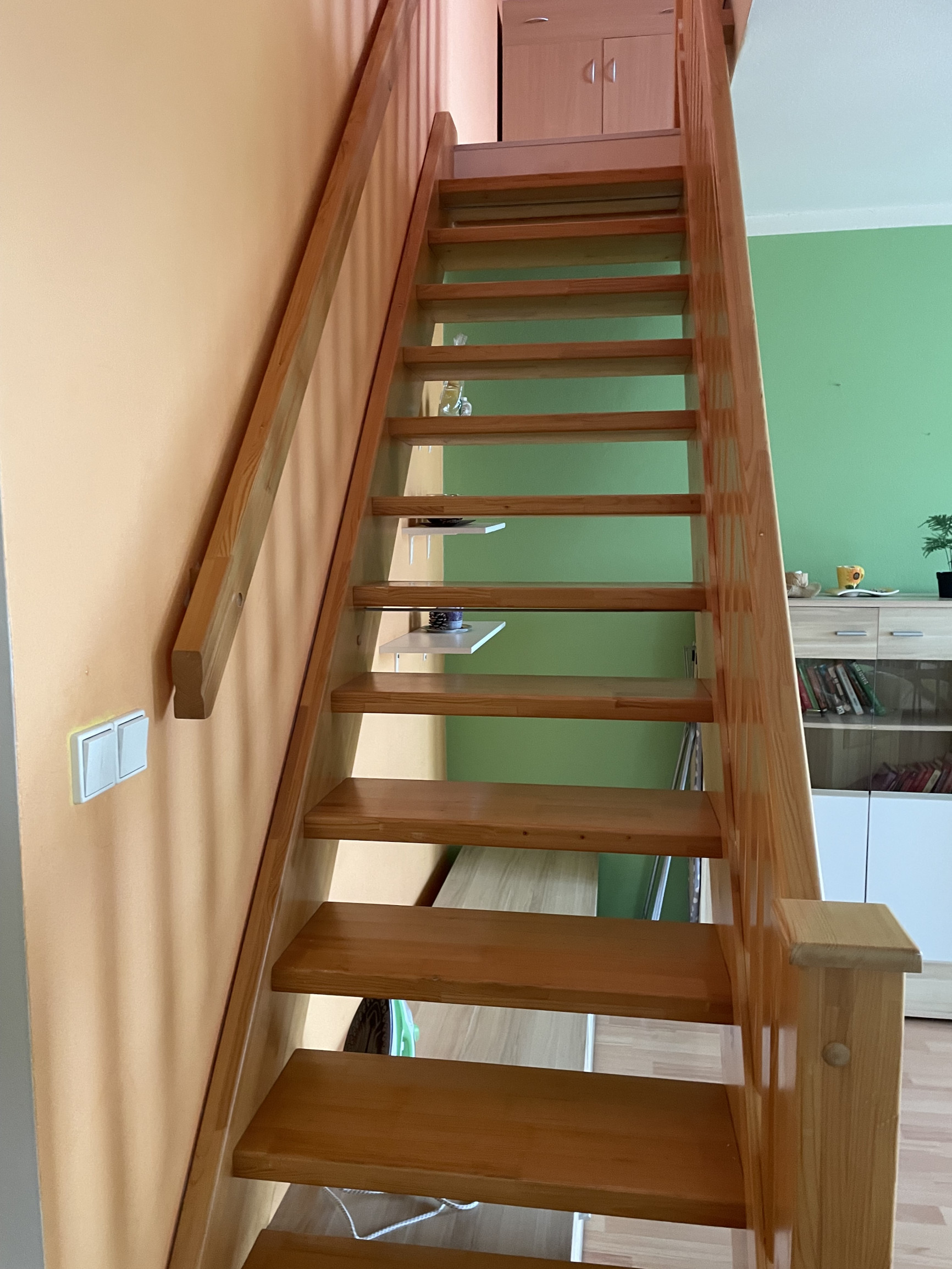 Zariadený 2-izbový byt s balkónom, klimatiz. a  pivnicou