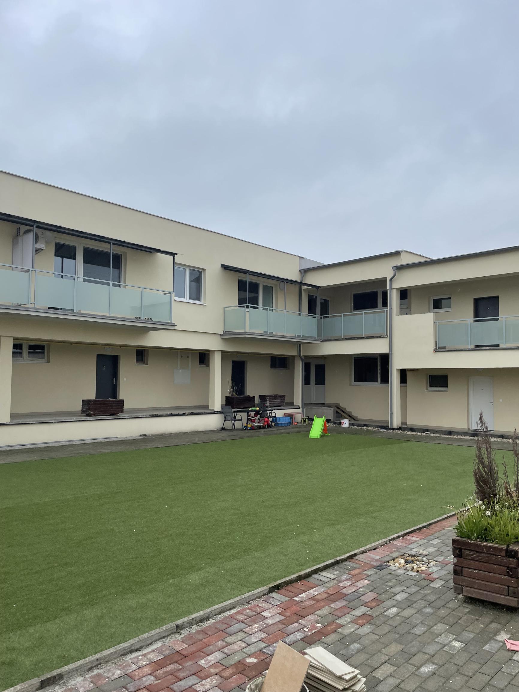 ZNÍŽENÁ CENA - garsónka v centre Nitry s balkónom a pivnicou