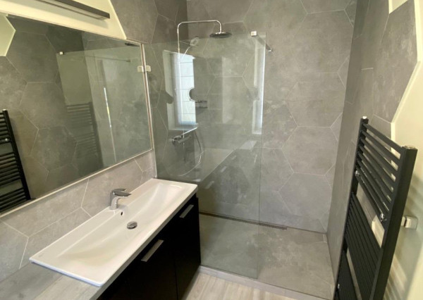 NA PRENÁJOM  ŠTÝLOVÝ 2-i BYT S  TERASOU A PARKOVACÍM MIESTOM