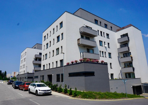 NA PRENÁJOM  ŠTÝLOVÝ 2-i BYT S  TERASOU A PARKOVACÍM MIESTOM