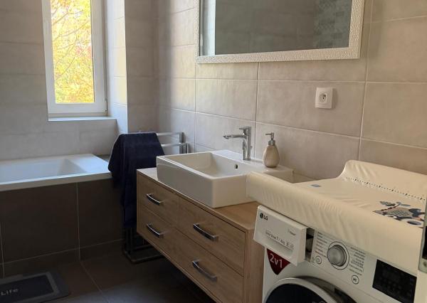 LUXUSNE ZARIADENÝ 2-IZBOVÝ BYT | BALKÓN | VLASTNÉ PARKOVANIE