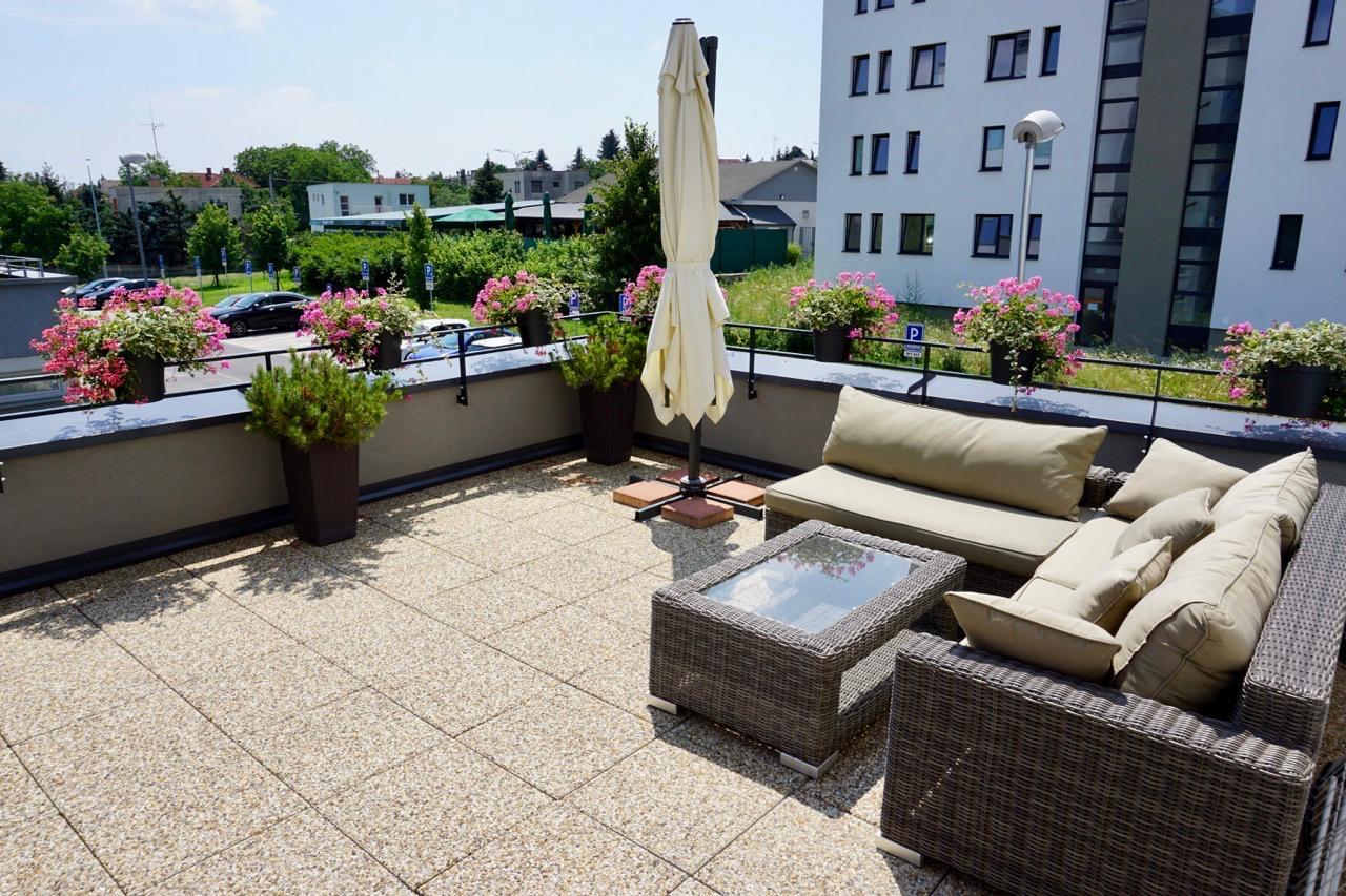 NA PRENÁJOM  ŠTÝLOVÝ 2-i BYT S  TERASOU A PARKOVACÍM MIESTOM